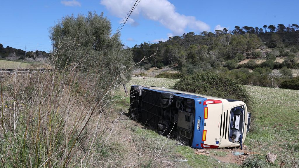 El autobús del Imserso que ha volcado en el kilómetro 5 de la carretera Ma-4030, 11 de marzo de 2024, en Mallorca, Baleares (España). Archivo.