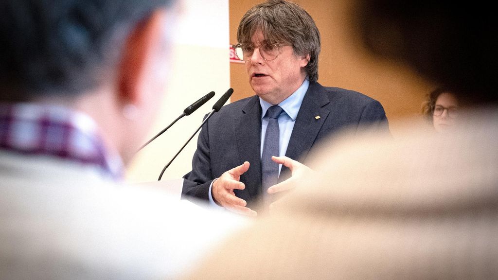 Puigdemont ni afirma ni desmiente: el calendario electoral y la ley de amnistía lo acerca a la campaña por Junts