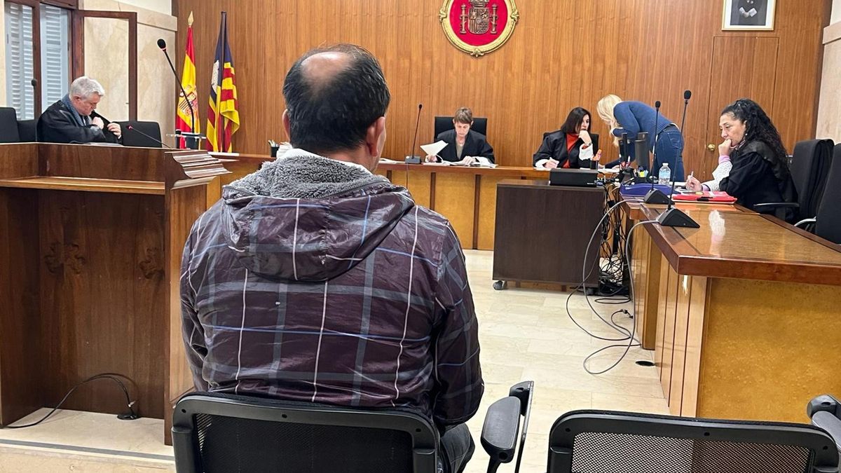 El acusado de violar a su hija durante años en Palma, sentado para el juicio en la Audiencia.