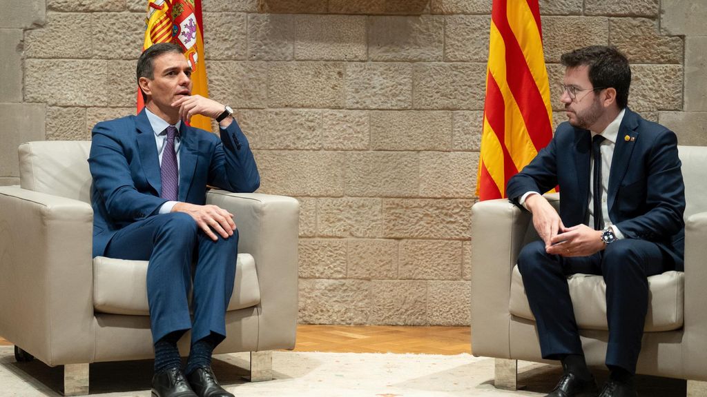 Archivo - El presidente del Gobierno, Pedro Sánchez (i), y el president de la Generalitat de Catalunya, Pere Aragonès (d), se reúnen en el Palau de la Generalitat, a 21 de diciembre de 2023, en Barcelona, Catalunya (España). E