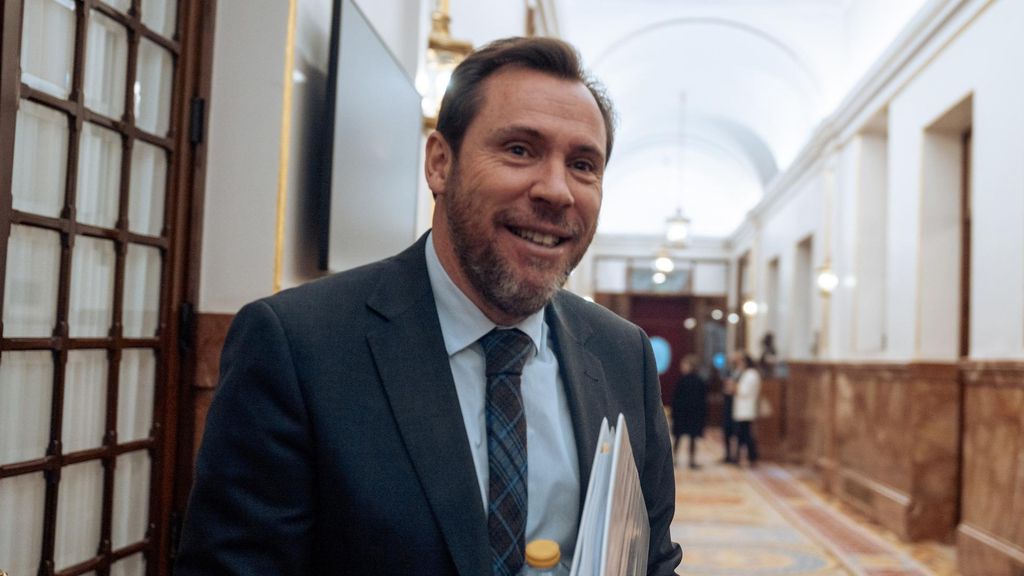 El ministro de Transportes y Movilidad Sostenible, Óscar Puente, a su salida de una sesión de control al Gobierno, en el Congreso de los Diputados, a 20 de marzo de 2024