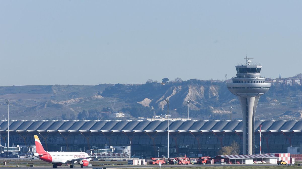 Archivo - Un avión aparcado en la pista en el aeropuerto Adolfo Suárez Madrid-Barajas, a 8 de enero de 2024, en Madrid (España).