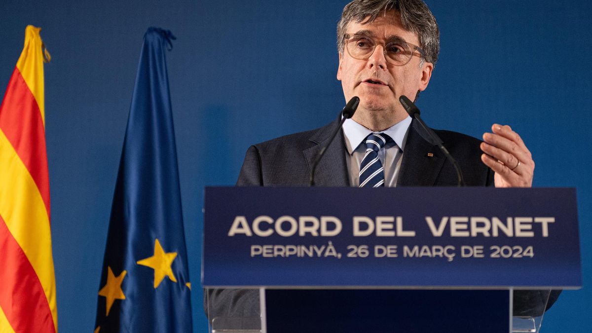 El expresidente de la Generalitat y candidato de Junts a las elecciones catalanas, Carles Puigdemont, durante su comparecencia ante los medios de comunicación, en Les 5 Éléments, a 26 de marzo de 2024, en Perpignan (Francia).