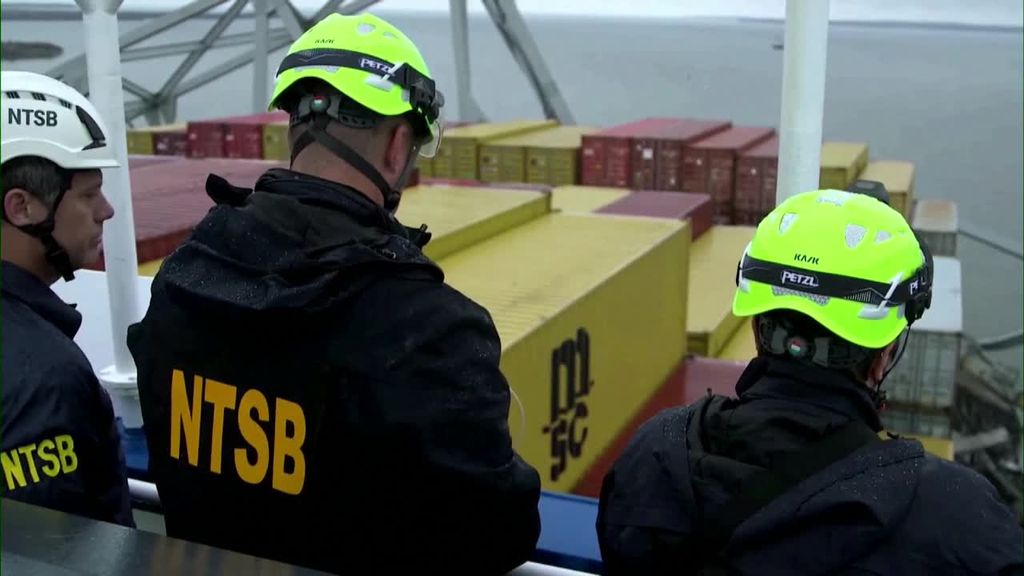 Investigadores suben a bordo del carguero que provocó el accidente en Baltimore