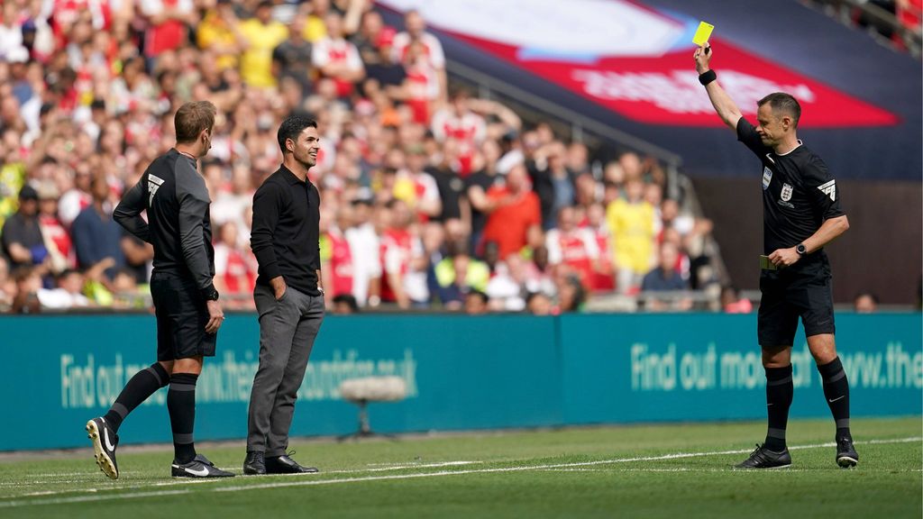 Mikel Arteta viendo una tarjeta amarilla en la Premier League