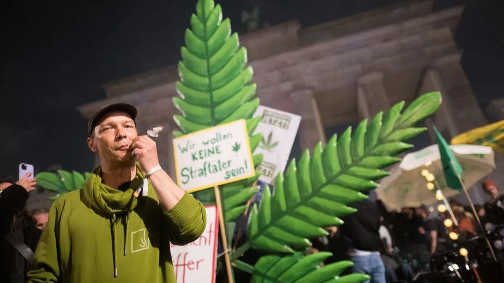 Cientos de personas han celebrado así la legalización del cannabis en Alemania