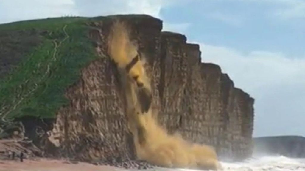 Derrumbe en una playa de Reino Unido: un dron ha captado las imágenes del sorprendente desprendimiento