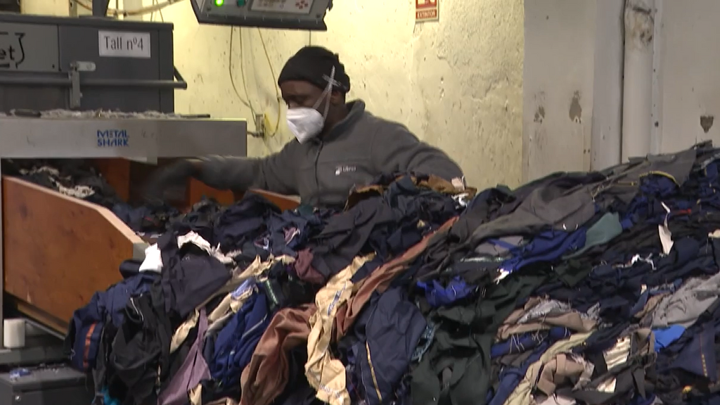 La segunda vida de la ropa: el reciclaje ayuda a la inserción laboral en una empresa de Girona