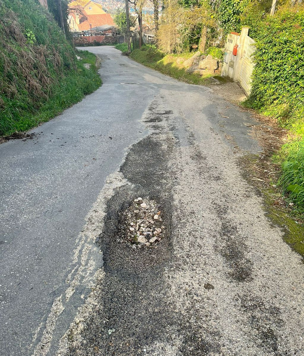 Pese a tratarse de una vía rural de la parroquia, son muchos los que cada día tienen que circular por ella