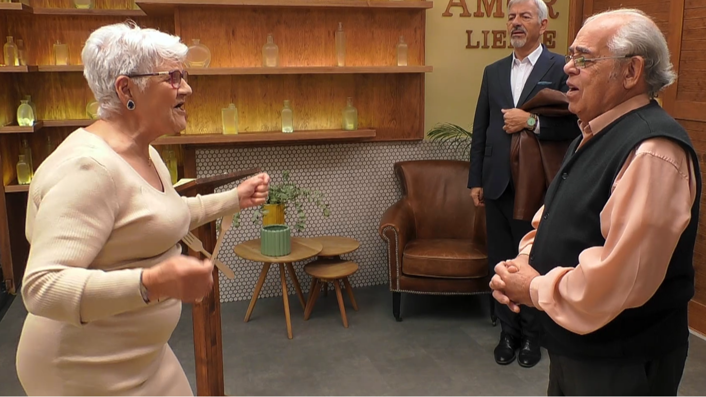 Trini recibe a Ángel cantando una canción de Isabel Pantoja