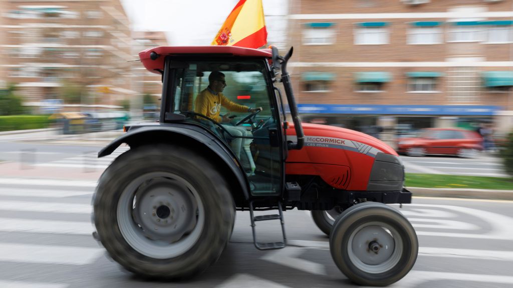 Un agricultor protesta durante la tractorada en el centro de Granada