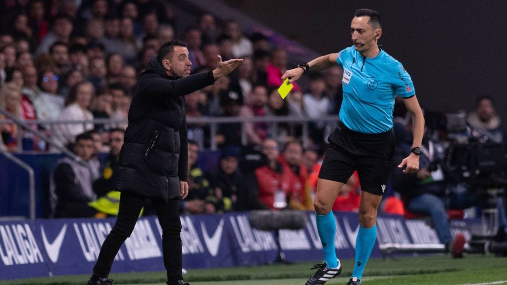 Xavi Hernández recibiendo una amarilla como técnico del Barcelona