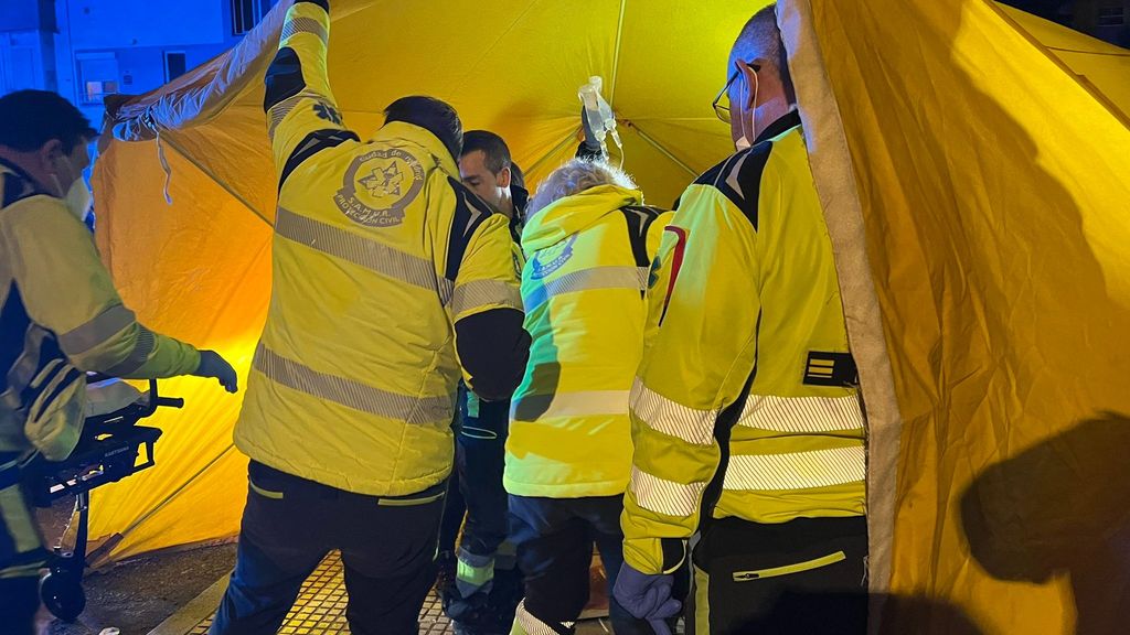 Efectivos de Emergencias 112 de Madrid atendiendo a un hombre apuñalado