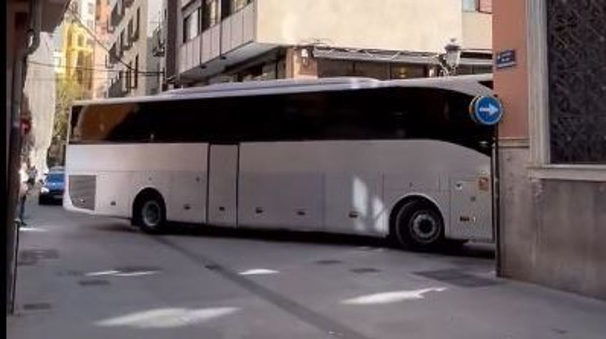 El autobús quedó atrapado en una calle del centro de Valencia