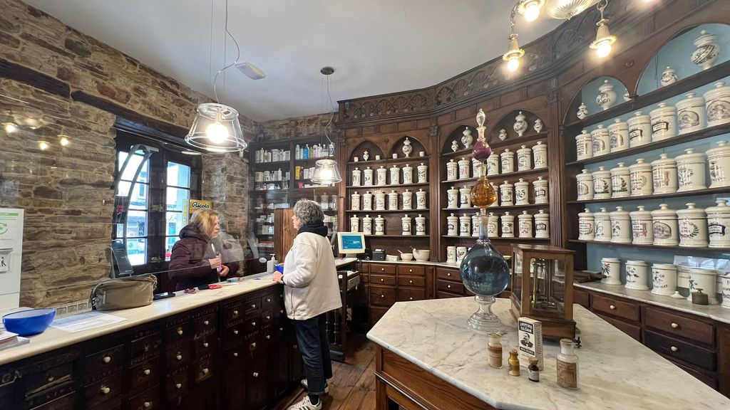 La botica gallega de más de un siglo que parece un museo está en A Fonsagrada, Lugo