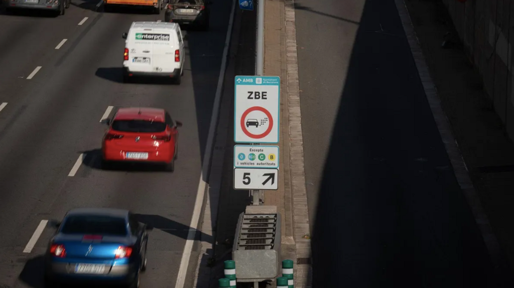 Adiós a los coches con etiqueta B en ZBE catalana: prohibidos los días de aviso por contaminación a partir de 2026