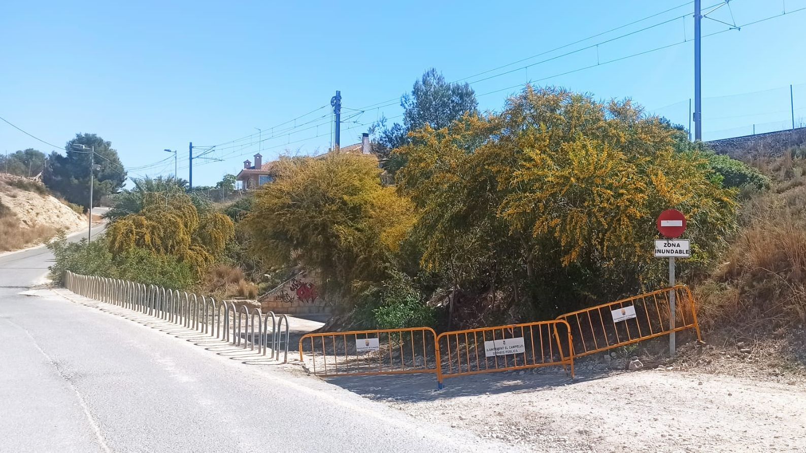 Cierran el acceso a una playa de El Campello por un vertido provocado por un taponamiento de toallitas