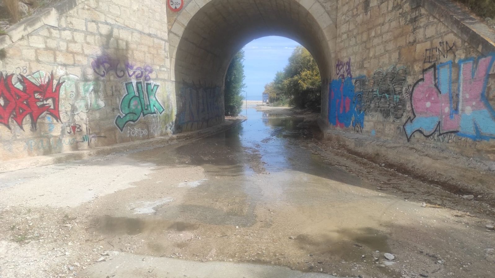 Cierran el acceso a una playa de El Campello por un vertido provocado por un taponamiento de toallitas