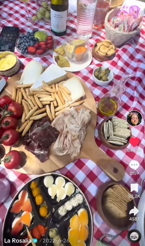El picnic del que disfrutaron Rosalía y Rauw Alejandro en la masía