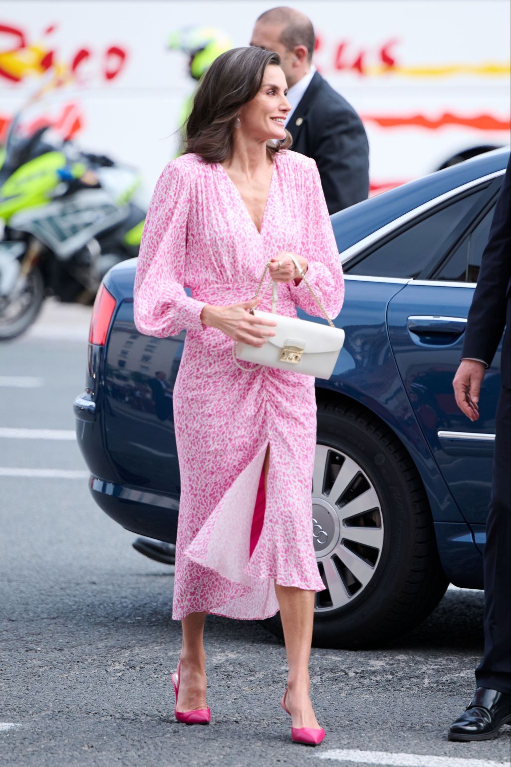 El vestido de la reina Letizia se ha abierto con el viento