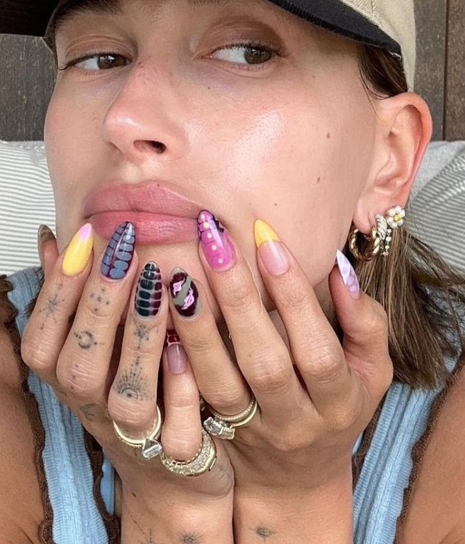 La manicura más original de Hailey Bieber. 