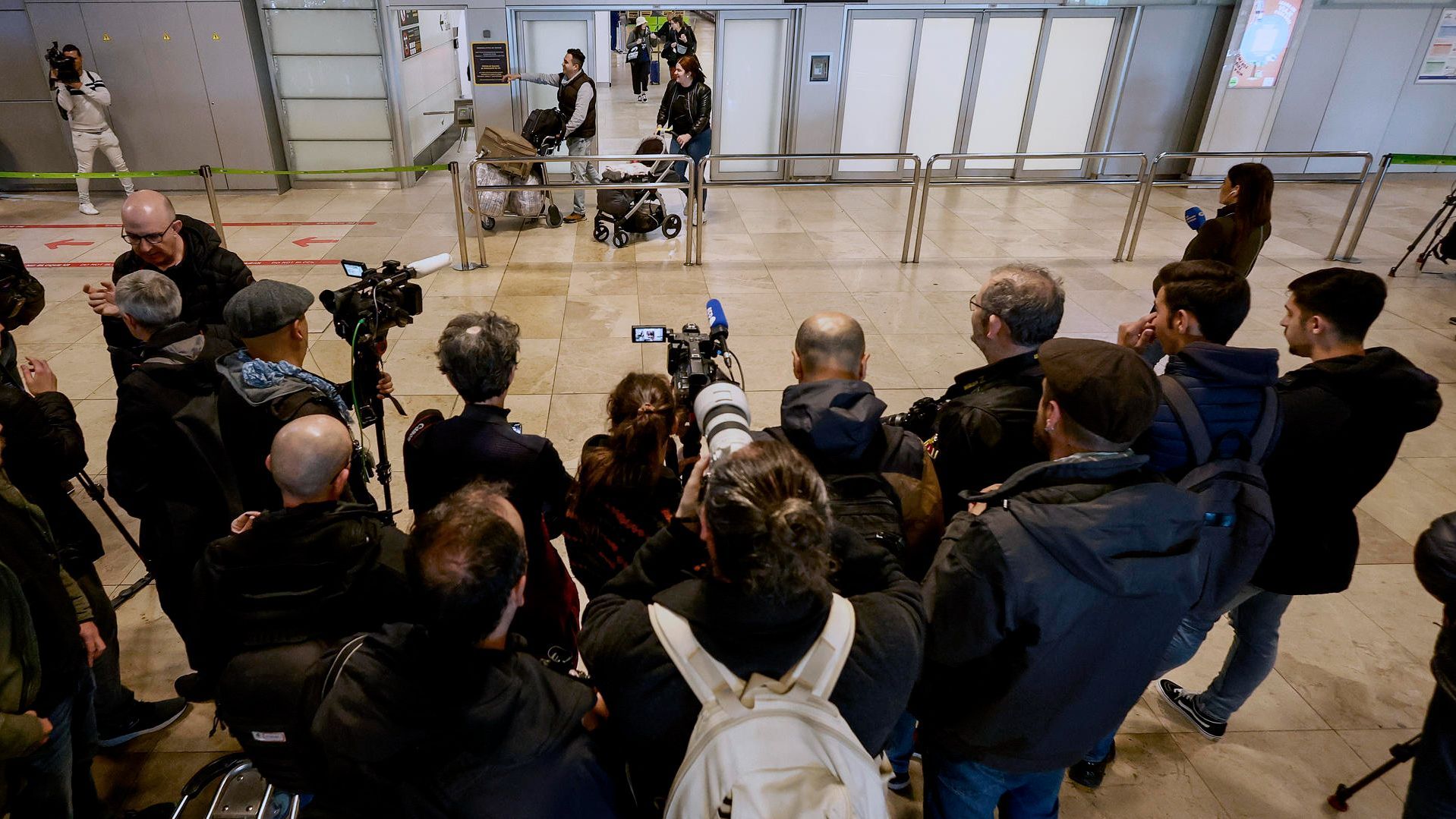 Luis Rubiales ya está de vuelta en España donde pesa sobre él una orden de detención