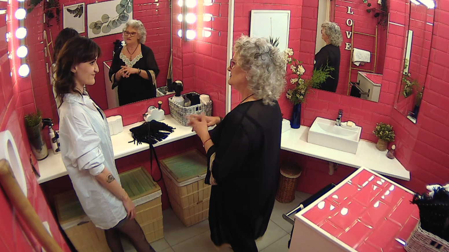 Montse y su sobrina Carla se encuentran en el baño para hablar de sus citas