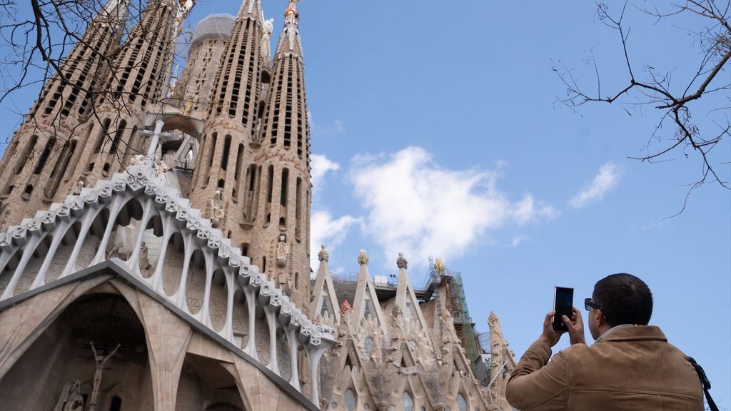 Muere el selfie junto a la Sagrada Familia: Barcelona prohíbe la toma perfecta para evitar riesgos