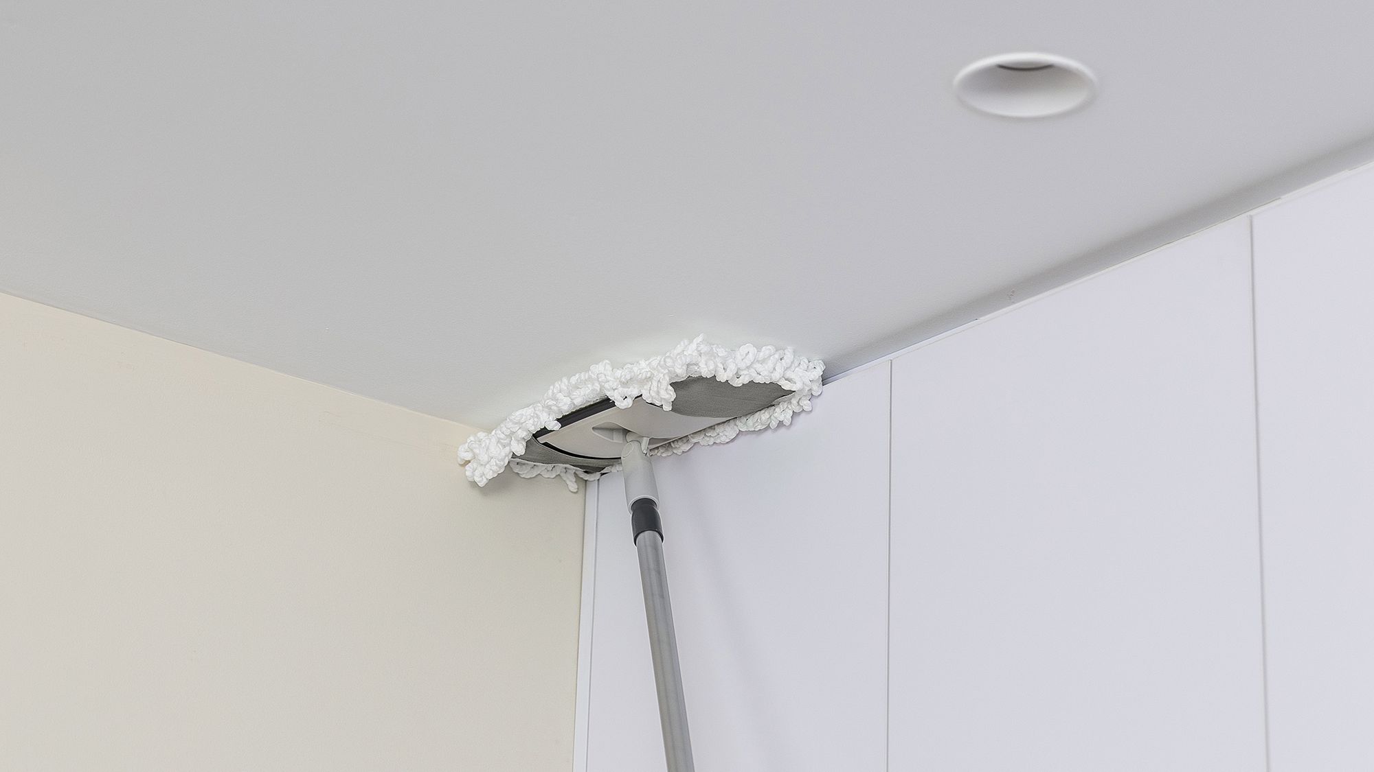 ¡No hay superficie que se te resista con la nueva Mopa Atrapa Polvo Multiusos!