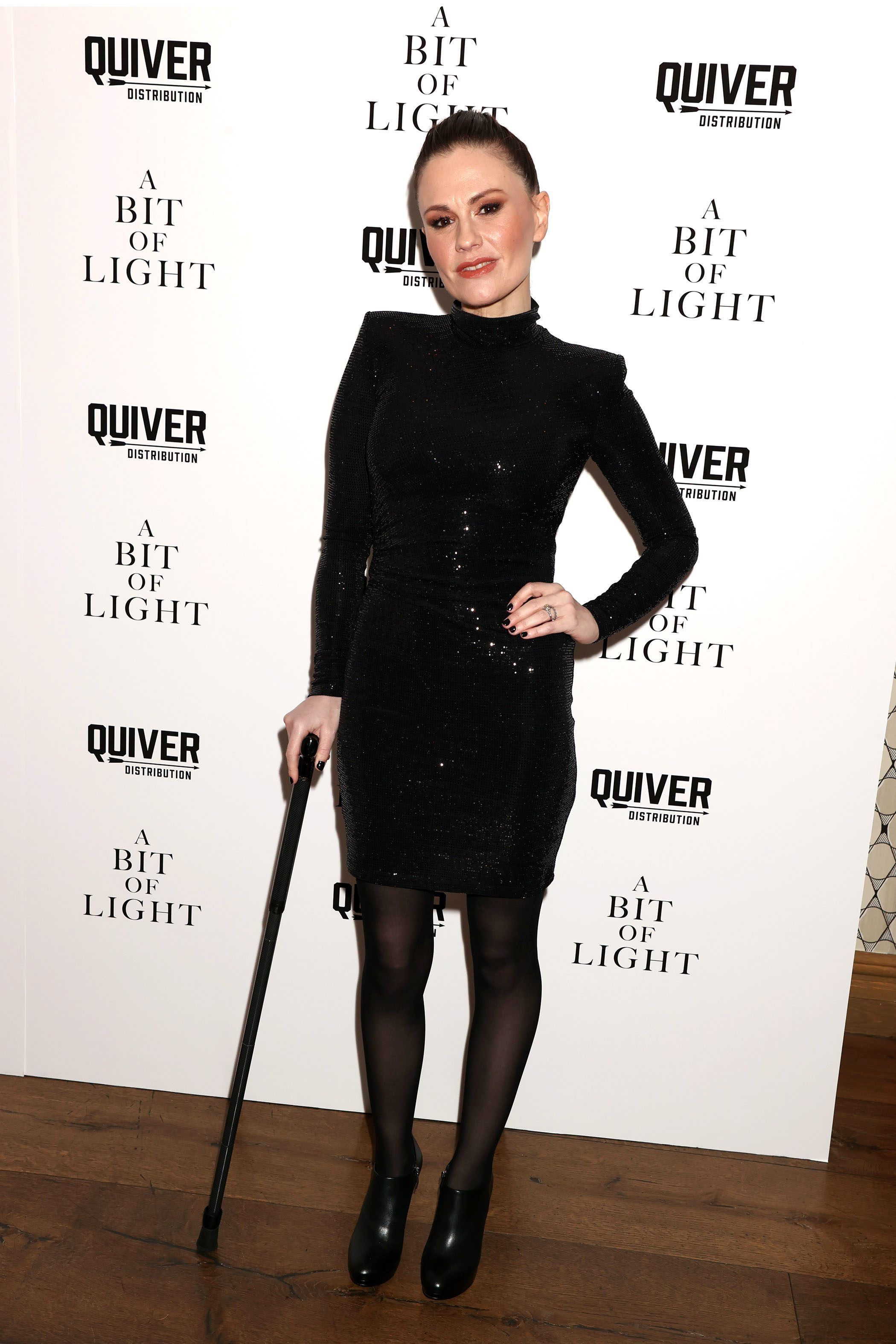 Anna Paquin, con bastón en su primera alfombra roja en meses