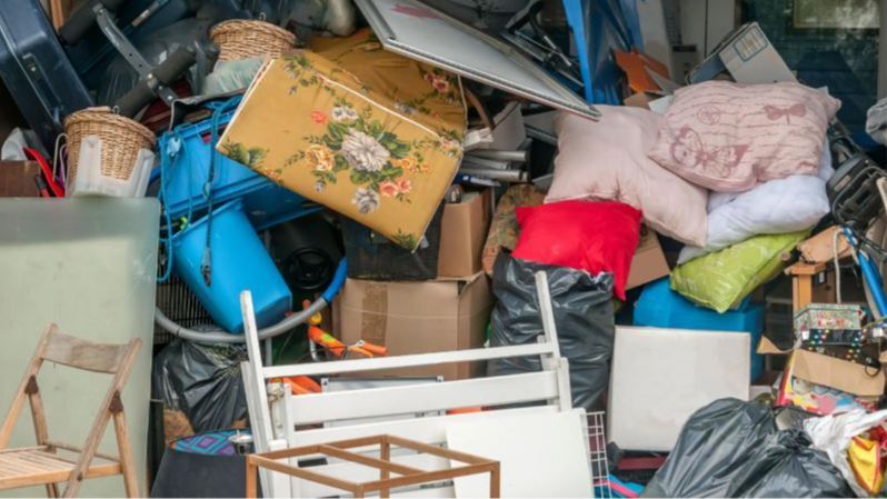 Desesperados ante el síndrome de Diógenes de su vecino en Elche: gas abierto, basura y peste insoportable