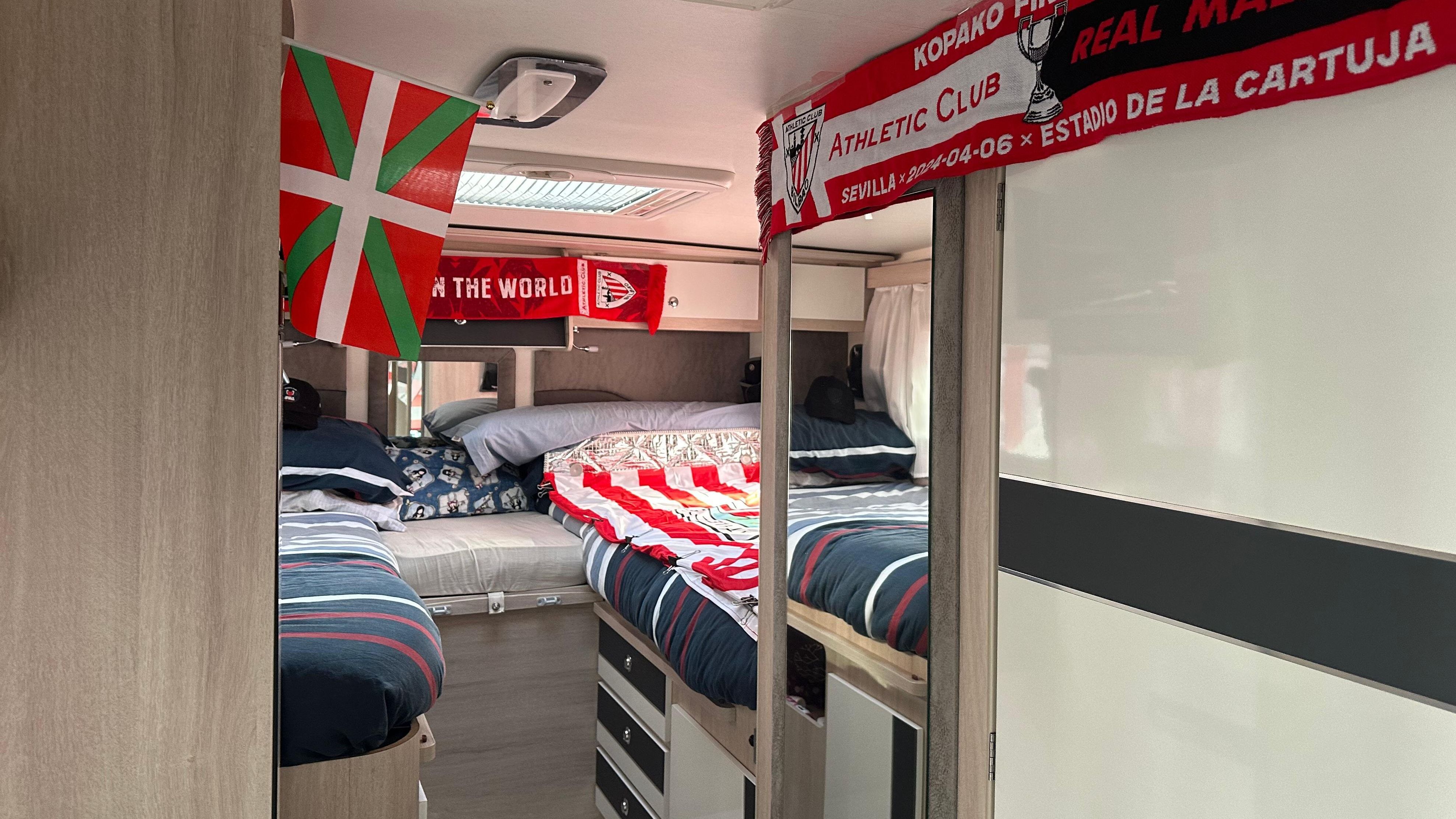 Interior de una caravana en la que aficionados del Athletic viajan hoy a Sevilla