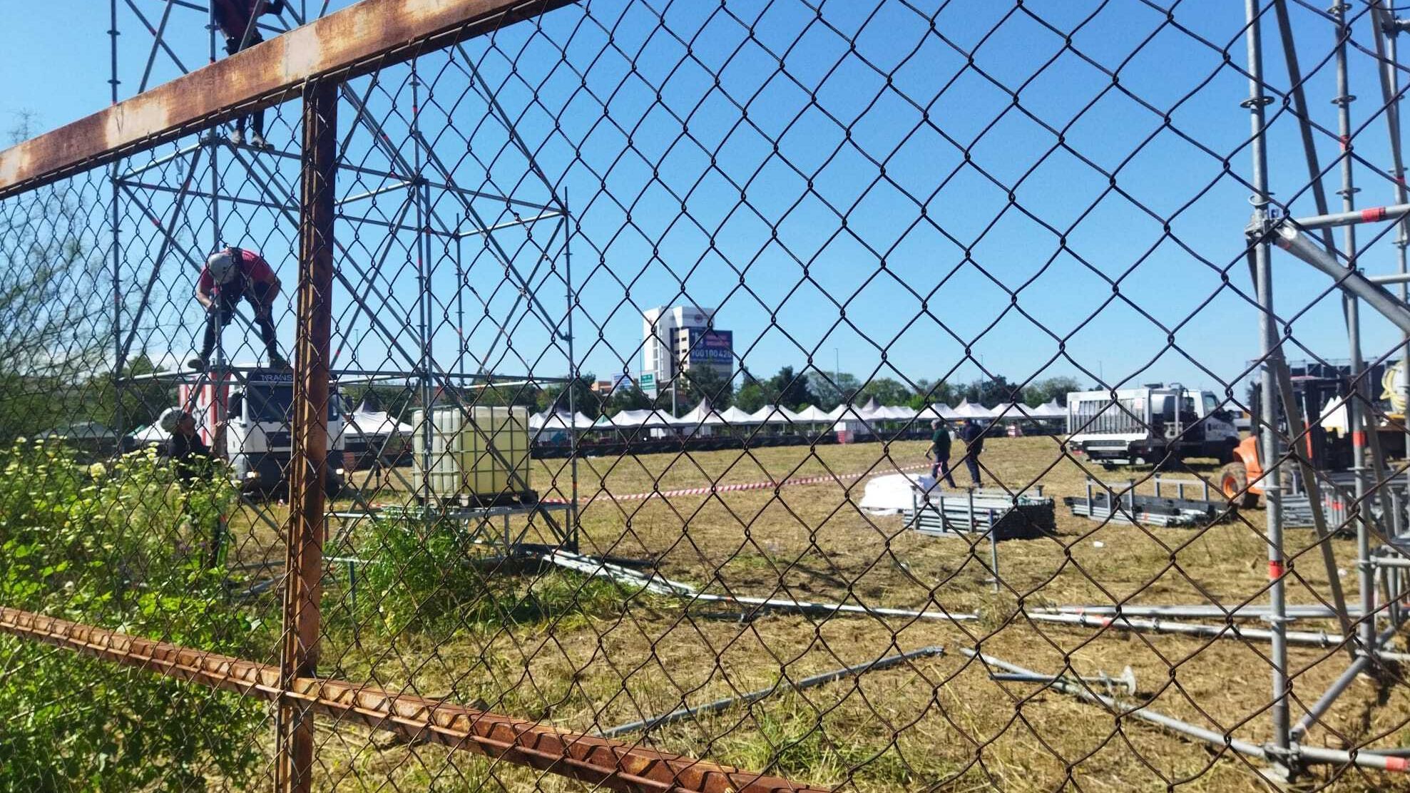 La superbarra de 170 metros de largo que han instalado los bilbaínos en su 'fan zone' La superbarra de 170 metros de largo que han instalado los bilbaínos en su 'fan zone'