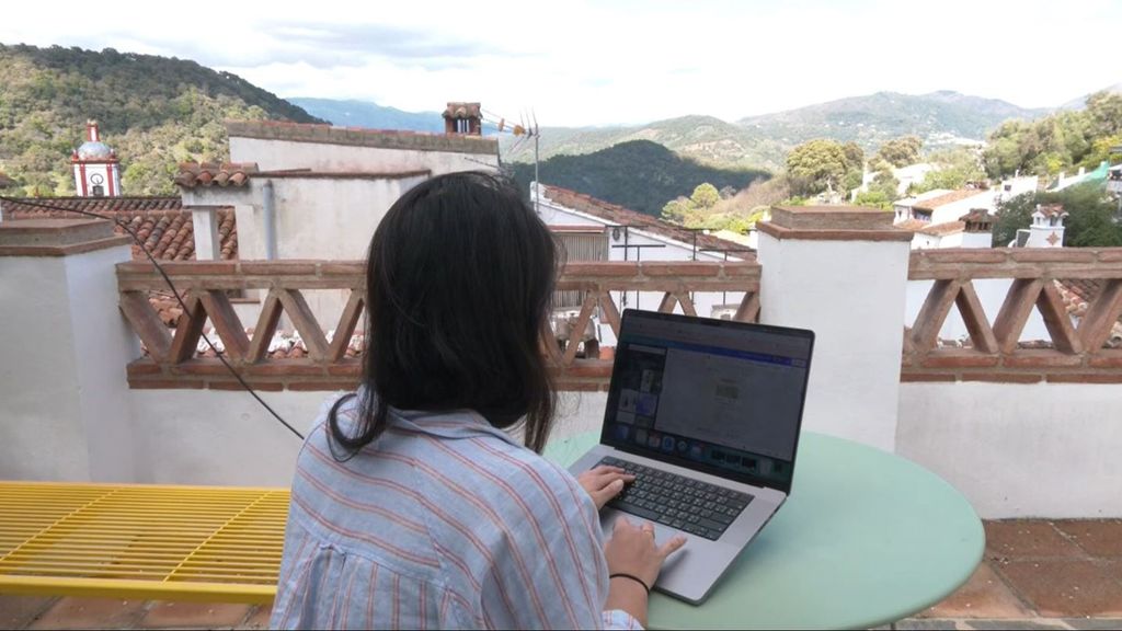 Lu, la tailandesa que teletrabaja desde hace tres meses en plena Serranía de Ronda: "Soy nómada digital rural"