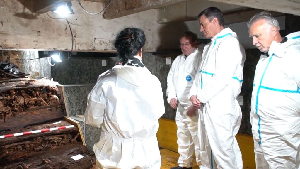 Pedro Sánchez visita el Valle de Cuelgamuros por sorpresa para contemplar el trabajo de los forenses