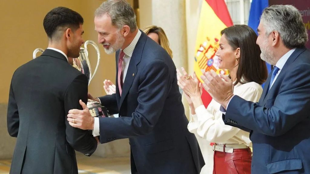 La espontaneidad de la reina Letizia y la complicidad del rey Felipe con Alcaraz en los Premios Nacionales del Deporte, en vídeo