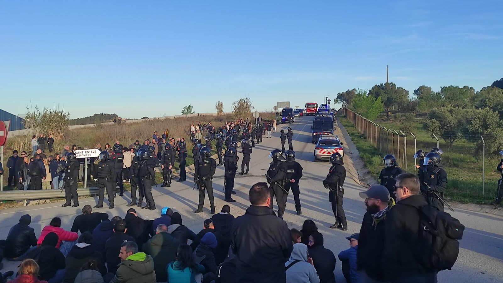 Unos 400 funcionarios de prisiones cortan los accesos a la cárcel de Brians 1 y 2 durante tres horas