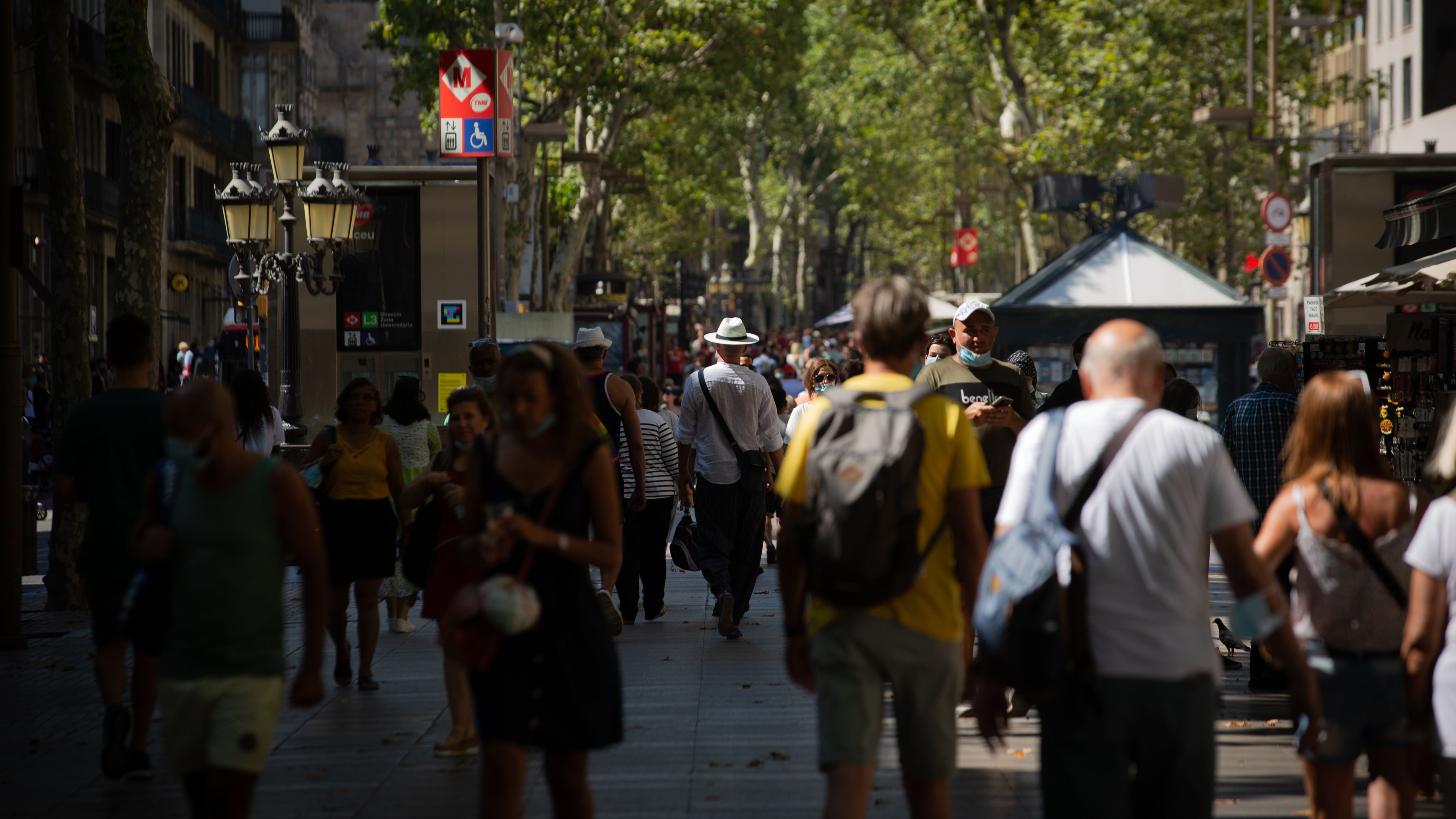 Varias personas caminan por Las Ramblas