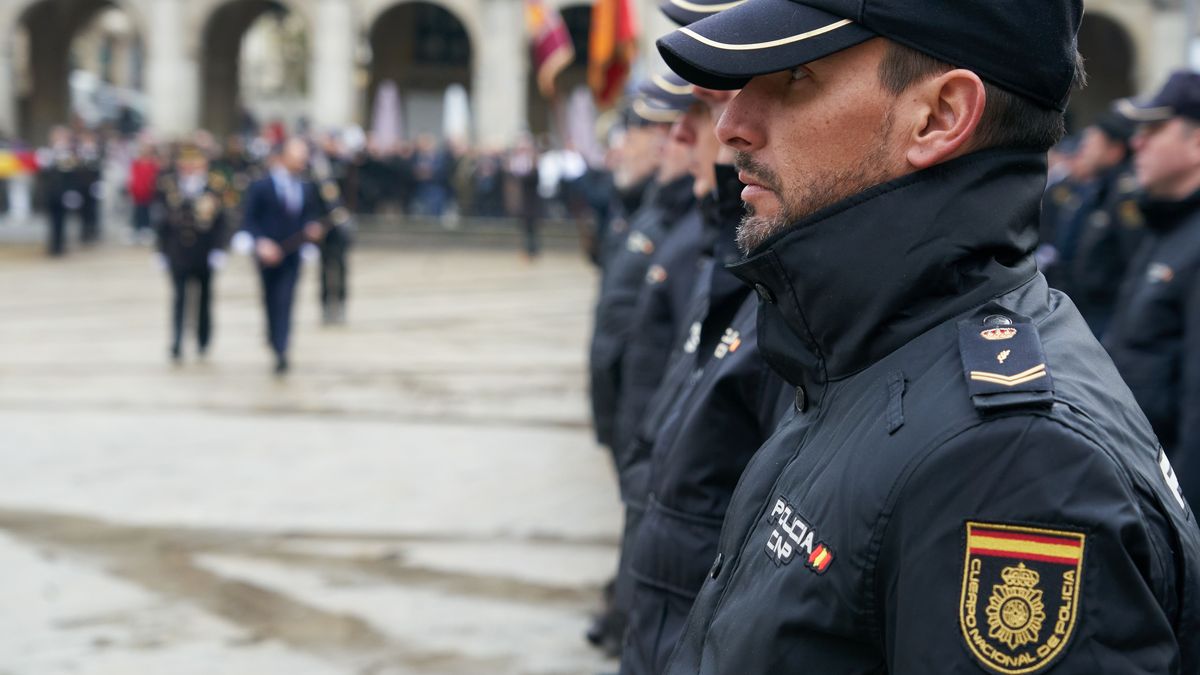 Agentes de policía de Sagunto salvan a un bebé de morir atragantado