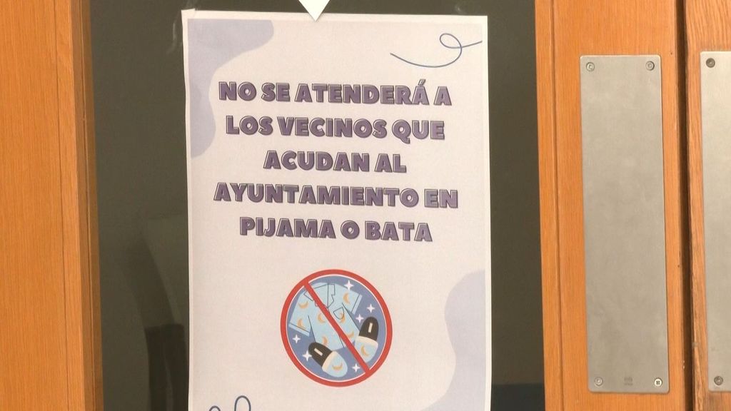 Cartel de prohibición de entrar al Ayuntamiento del Marchal en bata o pijama