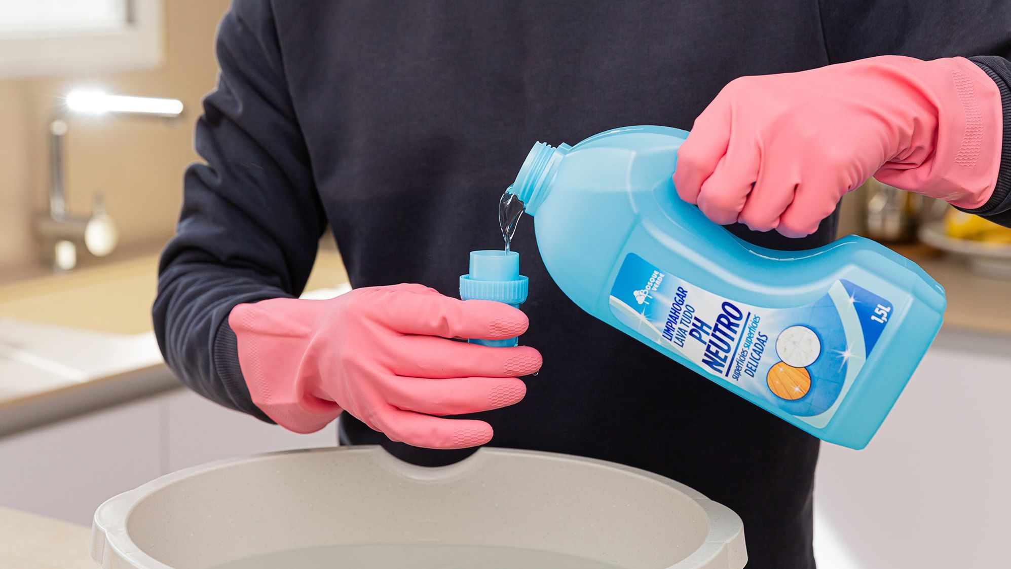 Diluye dos tapones en agua