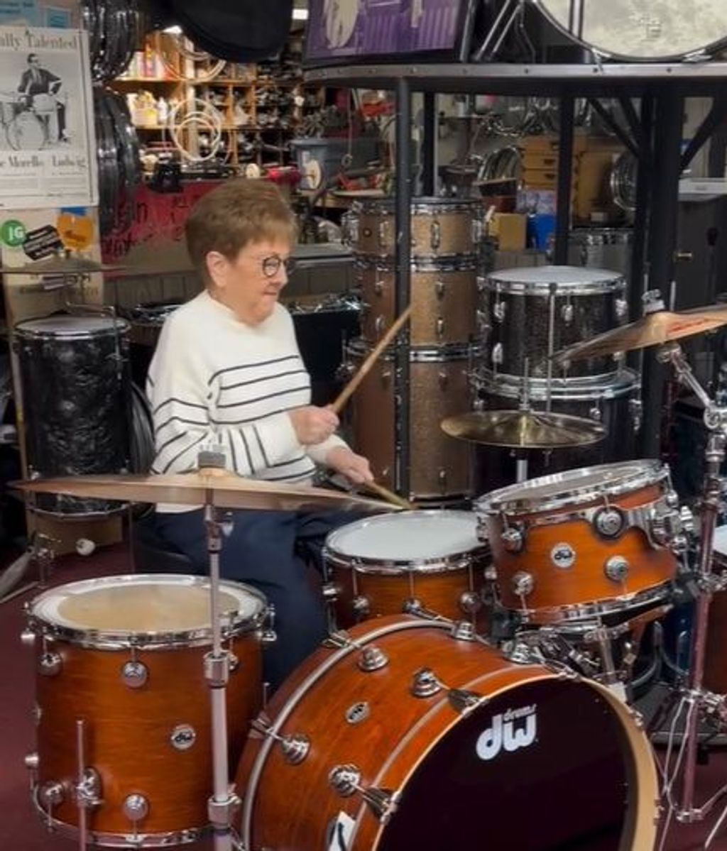 Dorothea, 73 años, 60 dándole a los tambores.