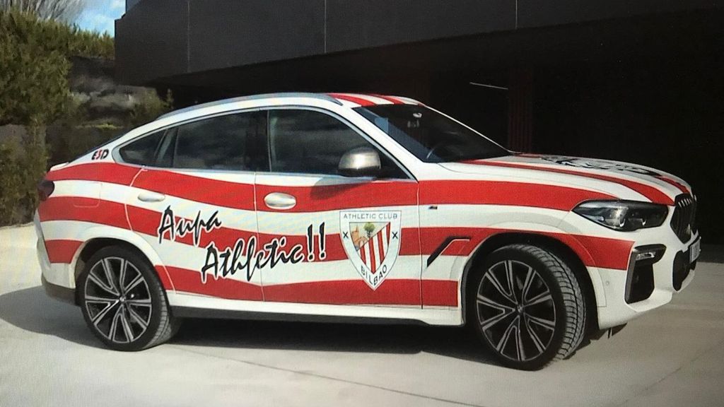 El coche de Isabel Arcocha vinilado con los colores del Athletic.