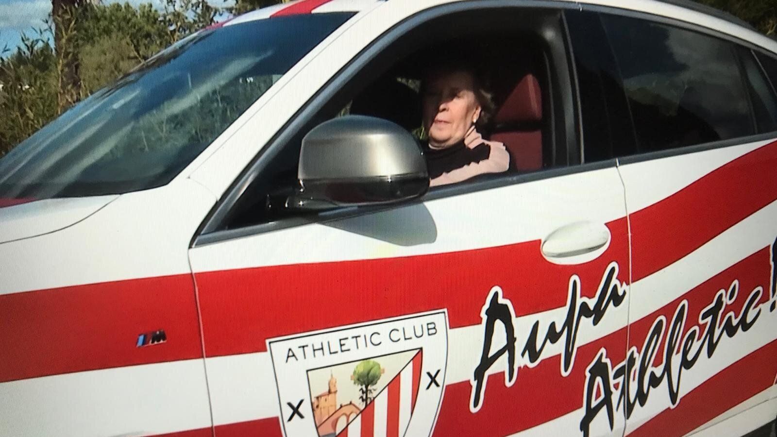 Isabel a bordo de su BMW tuneado en honor al Athletic de Bilbao