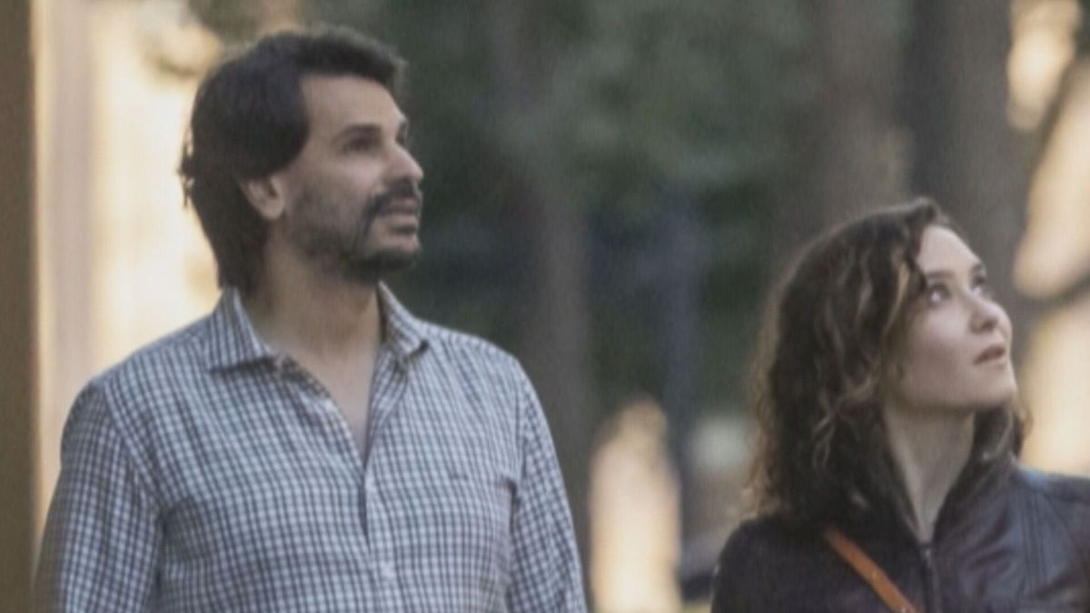 Isabel Díaz Ayuso pasea junto a su pareja, Alberto González