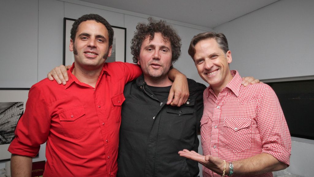 Jairo Zavala con Joey Burns, de Calexico (dcha.) y el mánager Paul Sloan, en Sídney, en 2013.