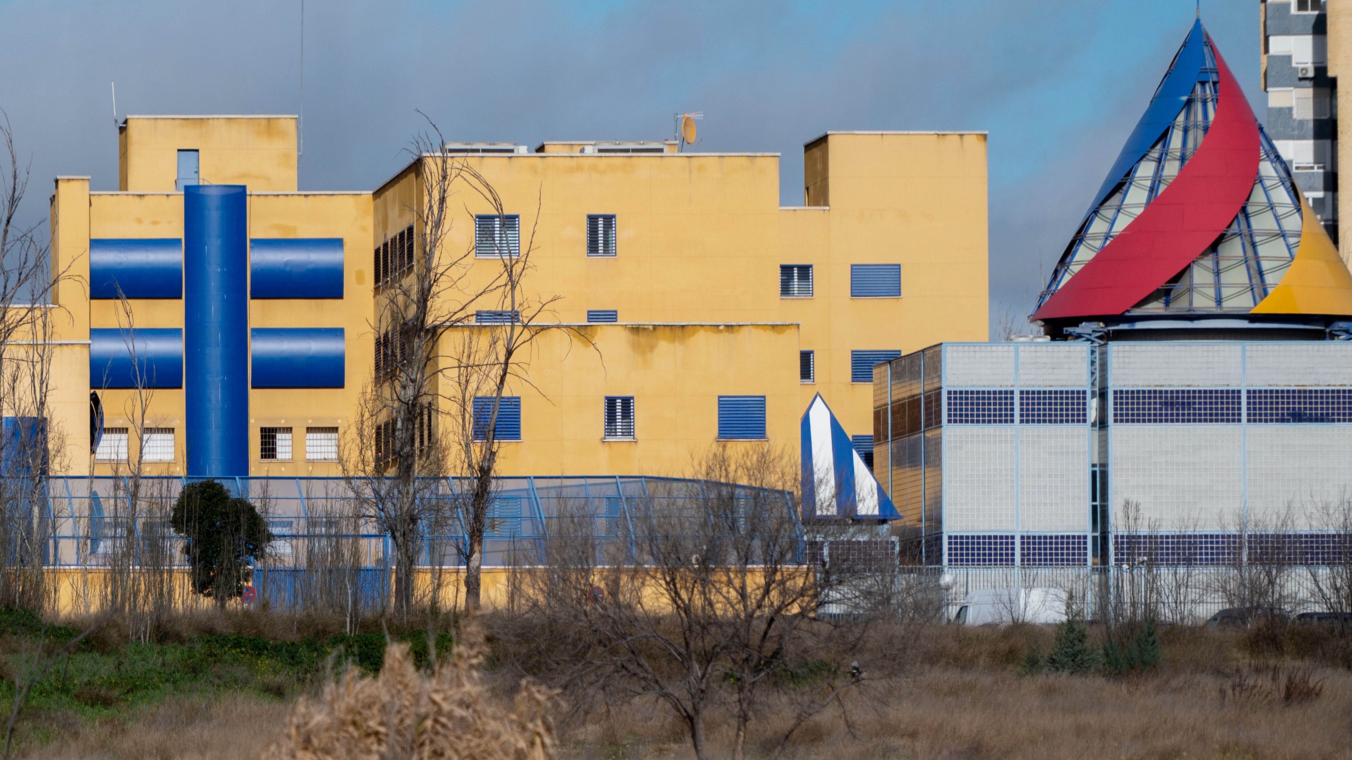 La Policía aborta un motín en el CIE de Aluche, que deja a un interno trasladado al hospital por cortes con un cristal