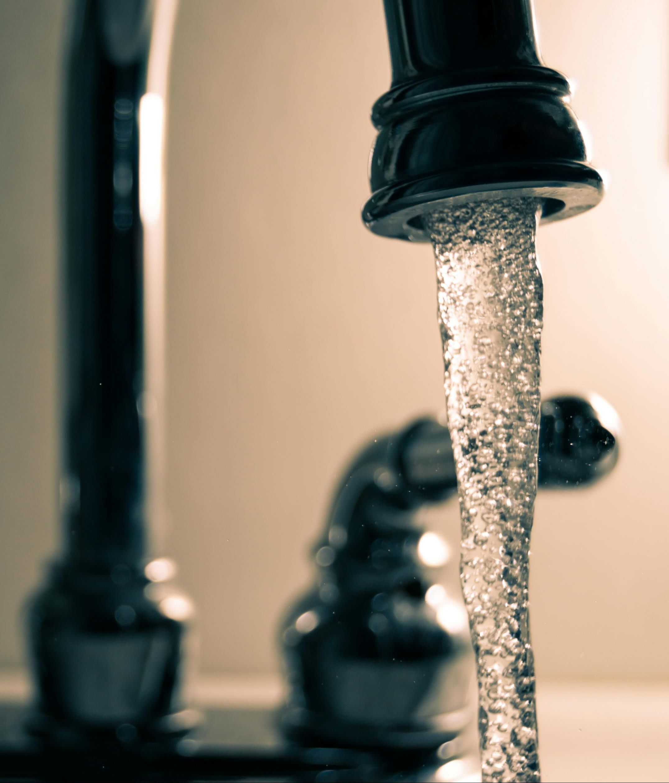 La presión del agua aumenta la cal. FUENTE: Pexels