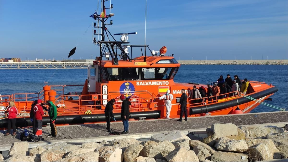 Localizadas diez personas a bordo de una patera en una playa de Alicante