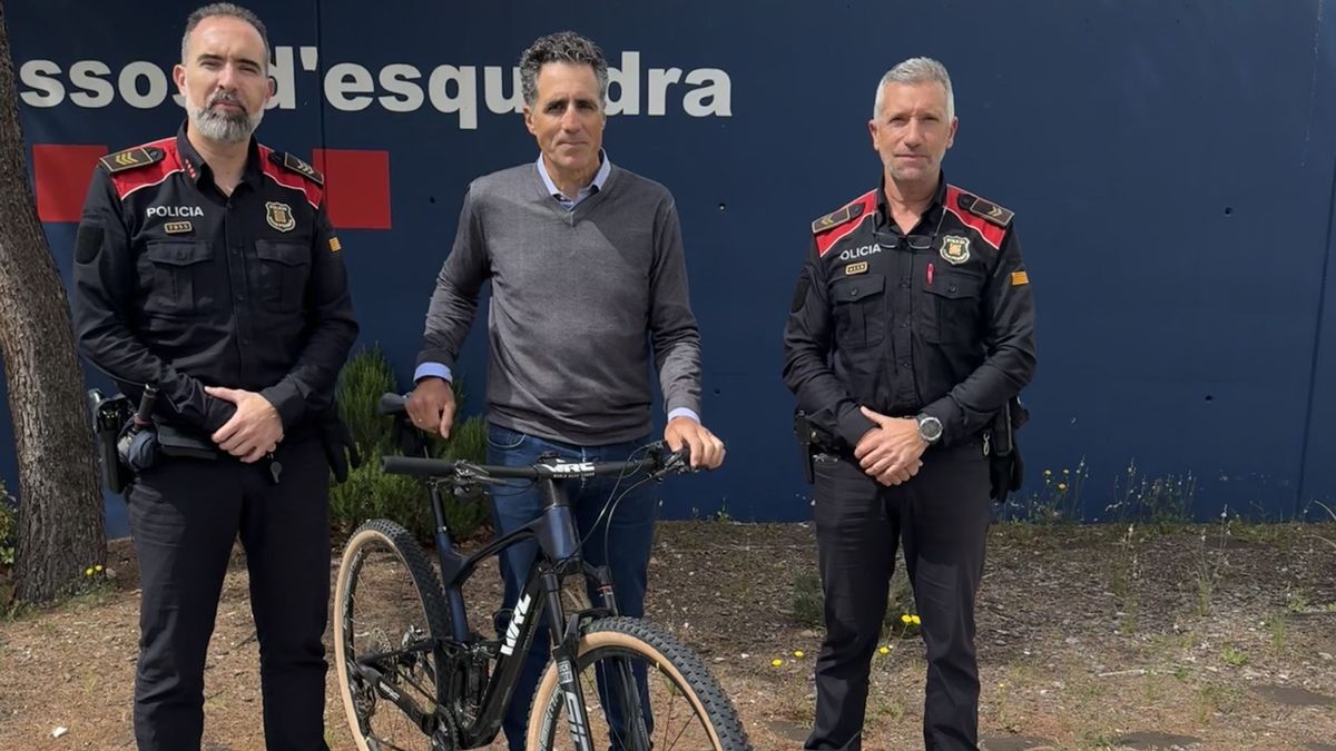 Los agentes de los Mossos y Miguel Induráin con su bici recuperada